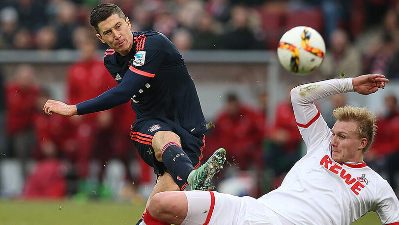 Bayern-Stürmer Robert Lewandowski - hier im Duell mit Frederik Sörensen - erzielte im letzten Bundesliga-Spiel gegen den damals gastgebenden 1. FC Köln am 19. März in der 10. Minute das 1:0-Siegtor. Bayern-Stürmer Robert Lewandowski - hier im Duell mit Frederik Sörensen - erzielte im letzten Bundesliga-Spiel gegen den damals gastgebenden 1. FC Köln am 19. März in der 10. Minute das 1:0-Siegtor.