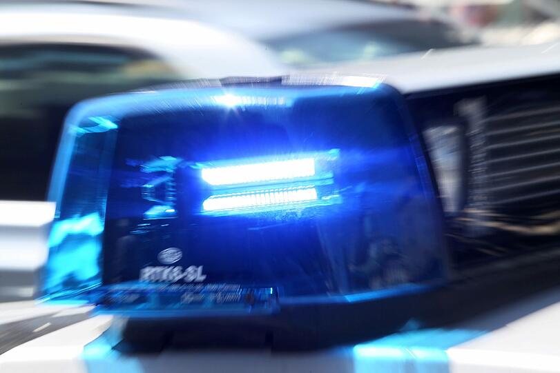 Weil ihm seine Mutter 5 Euro verweigerte wurde ein 18-jähriger gegen seine eigene Mutter handgreiflich - der jugendliche wurde vorläufig festgenommen.