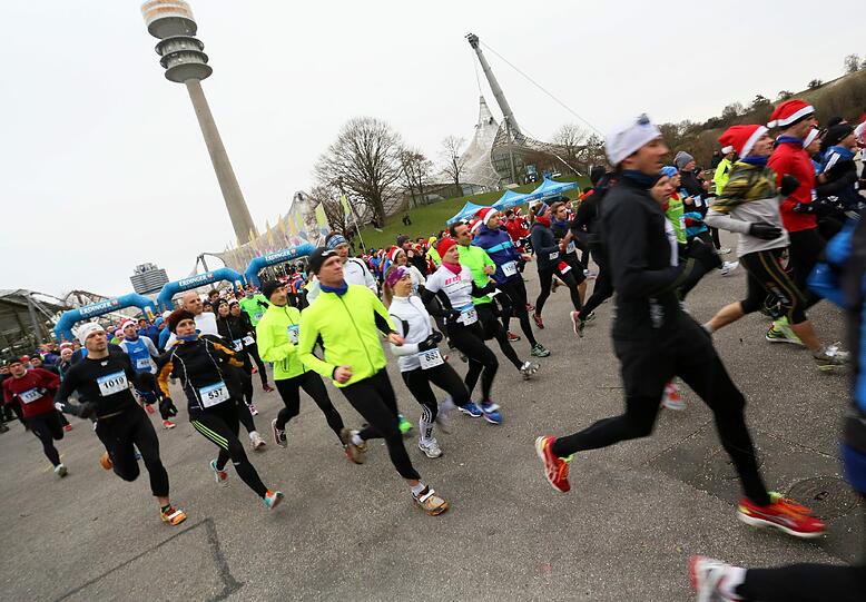 Etwa 1500 Teilnehmer rannten mit beim Nikolauslauf im Olympiapark.