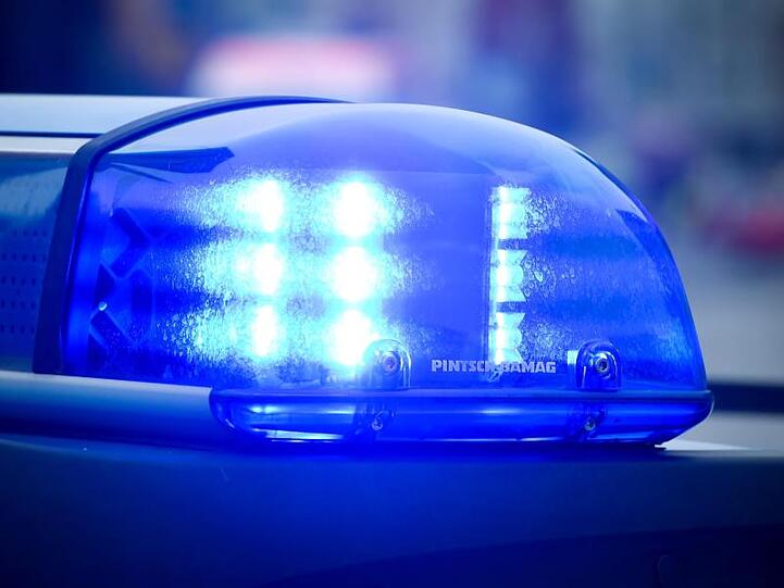 Das Blaulicht an einem Polizeiauto. Foto: Patrick Pleul/dpa-Zentralbild/dpa/Symbolbild