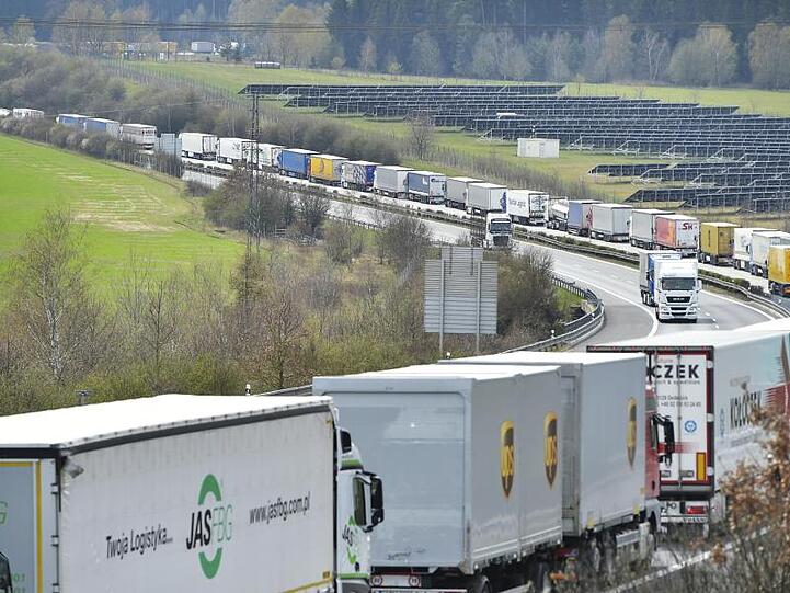 Lastkraftwagen stehen in einem kilometerlangen Stau auf der Autobahn D5. Foto: Miroslav Chaloupka/CTK/dpa