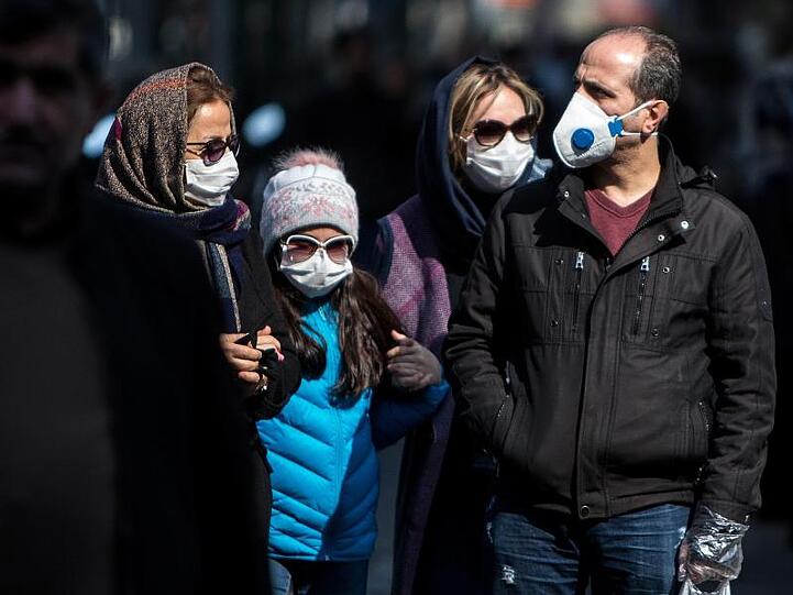 Menschen mit Schutzmasken in der Innenstadt von Teheran: Die Coronavirus-Epidemie im Iran stürzt den Tourismus des Landes in eine neue Krise.