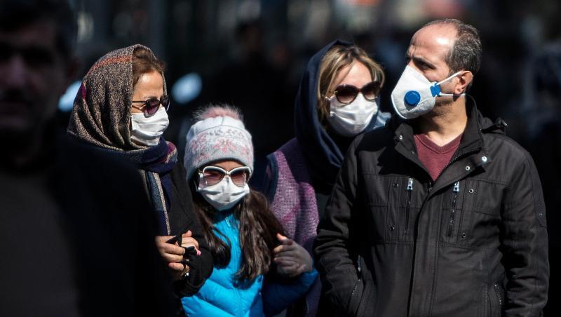 Menschen mit Schutzmasken in der Innenstadt von Teheran: Die Coronavirus-Epidemie im Iran stürzt den Tourismus des Landes in eine neue Krise. Menschen mit Schutzmasken in der Innenstadt von Teheran: Die Coronavirus-Epidemie im Iran stürzt den Tourismus des Landes in eine neue Krise.