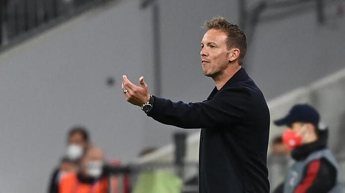 Bayern-Trainer Julian Nagelsmann muss Benjamin Pavard ersetzen.