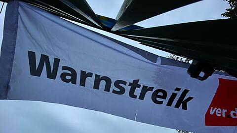 Ein Transparent bei einem Warnstreik der Gewerkschaft Verdi.