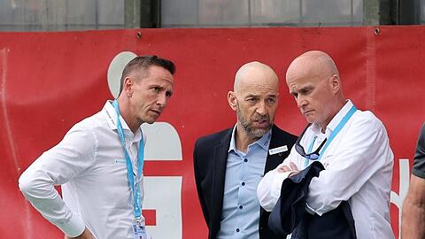 Finanz-Geschäftsführer Marc-Nicolai Pfeifer, der damalige Sport-Geschäftsführer Günther Gorenzel und Präsident Robert Reisinger (v.l.) im September 2022 im Grünwalder Stadion.
