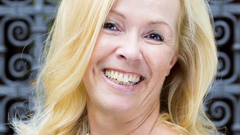Sabine W. (60) bietet über ihr Online-Portal SAJ Escort Service mehr als 70 Männer an: für Sex-Treffen und als Begleiter. Die Münchnerin ist schon lange geschieden, hat zwei Kinder und drei Enkel. Ihre Agentur betreibt sie allein von zu Hause aus.