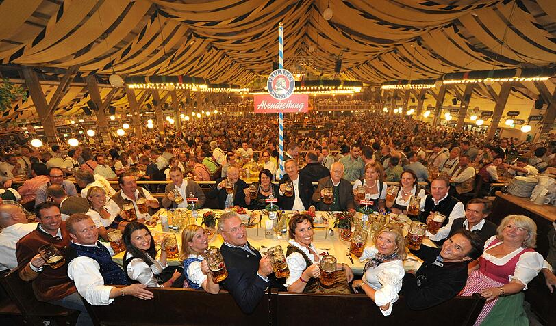 Beim AZ-Wiesnstammtisch (von links oben): Andreas Giebel, Boris Schwartz, Dieter Schmitt, Edith von
Welser-Ude, Christian Ude, Peter und Eva Gauweiler, Waltraud Schopper, Wolfgang Heubisch, Thomas
Günther, Angela Böhm (AZ), Bruno Maccallini mit Jutta Speidel, Christine Haderthauer, Joachim und
Gerswid Herrmann, Professor Marion Kiechle, Paulaner-Chef Andreas Steinfatt, AZ-Chefredakteur Arno
Makowsky, Christine Theiss