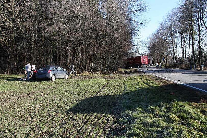 Der 21-Jährige kam auf Höhe eines Waldstücks nahe Reichertsheim (Landkreis Mühldorf am Inn) von der Fahrbahn ab und geriet in den Gegenverkehr.