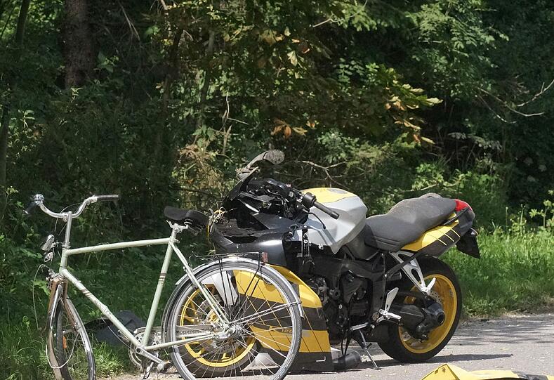 Unfall zwischen Neuried und Planegg: Ein Motorradfahrer hat einen Radler erwischt. Der Fahrradfahrer starb noch am Unfallort. Die Bilder.