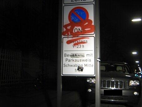 Diese Schmierereien kommen drei Bayern-Fans teuer zu stehen.