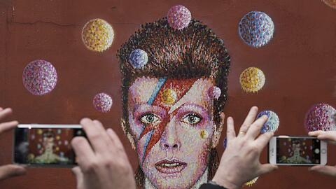 Ein Wandgemälde am Geburtshaus von David Bowie in Brixton.