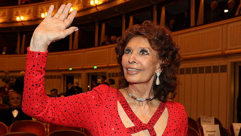 Bei der Verleihung in der Wiener Staatsoper trug Sophia Loren ein rotes Abendkleid Bei der Verleihung in der Wiener Staatsoper trug Sophia Loren ein rotes Abendkleid