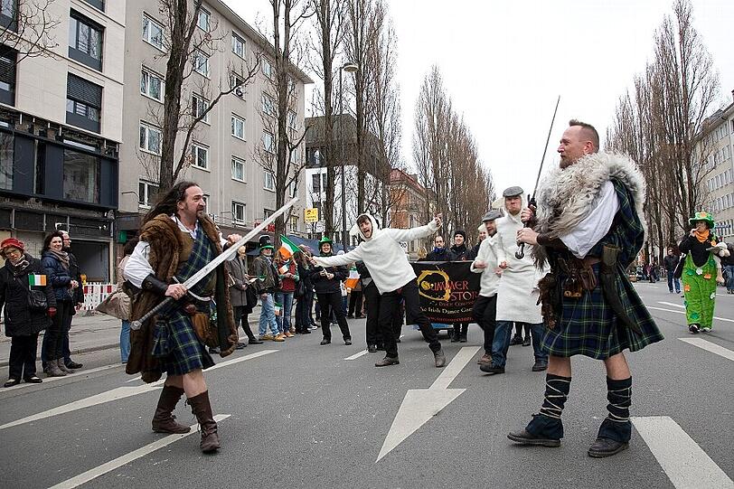 Irisches Brauchtum auf den Straßen München: Beim Umzug zum St. Patrick's Day sind Jung und Alt dabei - und gute Laune ist Pflicht.