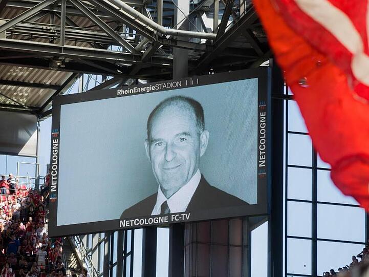 Gedenken an den in den Alpen verschollenen Karl-Erivan Haub, Vorstandsvorsitzender von Tengelmann im RheinEnergie Stadion.