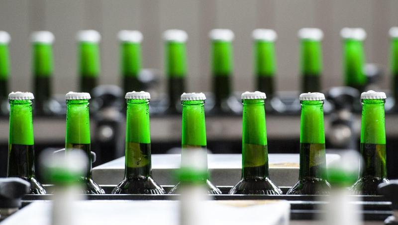 Flaschen mit Bier werden in der Abfüllanlage auf einem Förderband transportiert. Foto: Armin Weigel/Archiv Flaschen mit Bier werden in der Abfüllanlage auf einem Förderband transportiert. Foto: Armin Weigel/Archiv