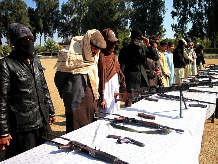 Kämpfer der Taliban nehmen an einer Kapitulationszeremonie in Afghanistan teil.