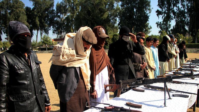 Kämpfer der Taliban nehmen an einer Kapitulationszeremonie in Afghanistan teil. Kämpfer der Taliban nehmen an einer Kapitulationszeremonie in Afghanistan teil.