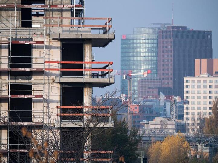 Um die große Nachfrage nach Wohnungen zu decken, müssen nach Einschätzung von Politik und Bauwirtschaft jährlich 350.000 bis 400 000 Wohnungen in Deutschland entstehen.