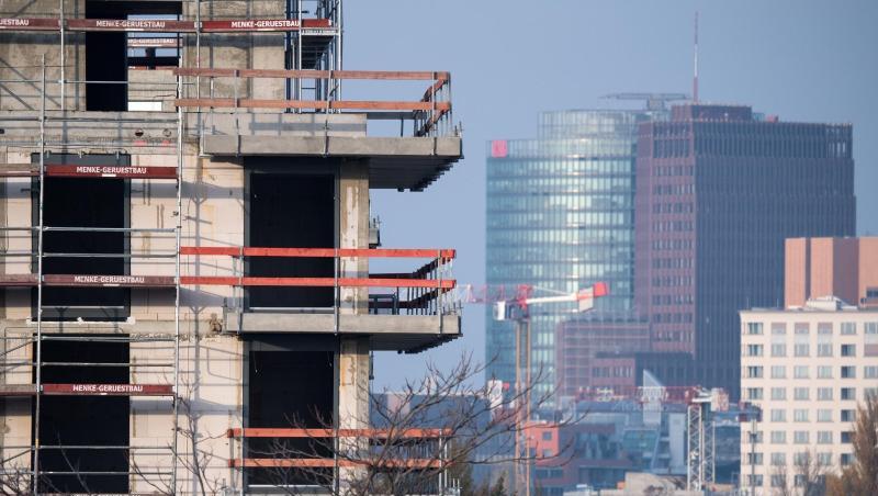 Um die große Nachfrage nach Wohnungen zu decken, müssen nach Einschätzung von Politik und Bauwirtschaft jährlich 350.000 bis 400 000 Wohnungen in Deutschland entstehen. Um die große Nachfrage nach Wohnungen zu decken, müssen nach Einschätzung von Politik und Bauwirtschaft jährlich 350.000 bis 400 000 Wohnungen in Deutschland entstehen.