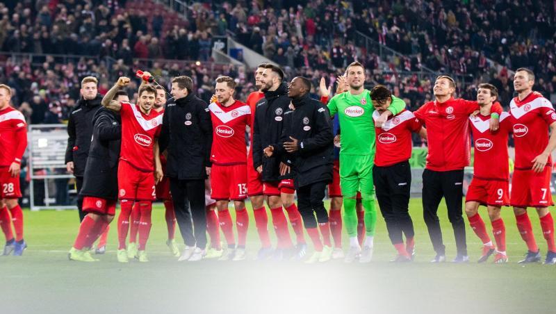 Düsseldorfs Spieler jubeln nach dem 2:1-Sieg über Dortmund in der Fankurve. Düsseldorfs Spieler jubeln nach dem 2:1-Sieg über Dortmund in der Fankurve.