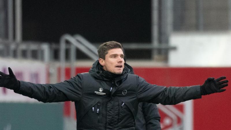 Nürnbergs Trainer Robert Klauß gestikuliert am Spielfeldrand.