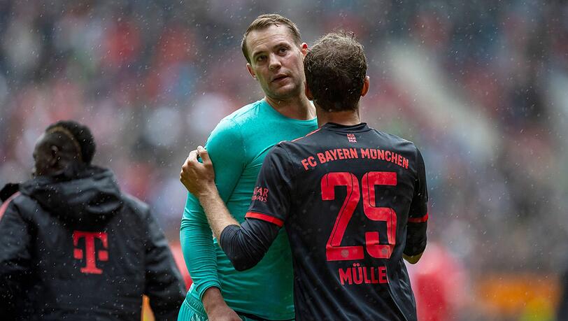 Bayerns Torwart Manuel Neuer (M) und Thomas Müller (r) nach dem Spiel.