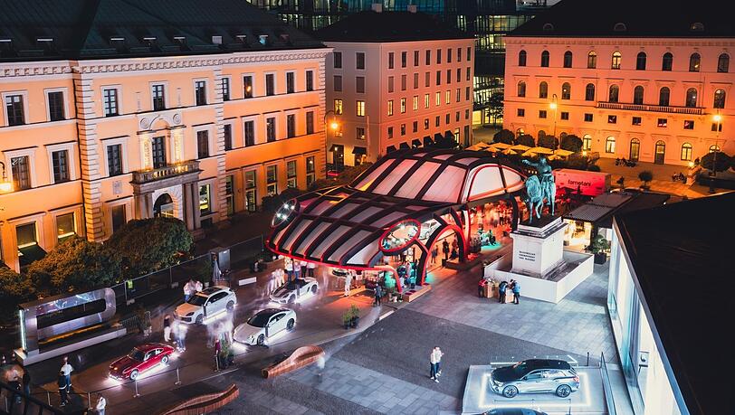 Bei der IAA ist in diesem Herbst in großen Dimensionen gedacht worden: Am Wittelsbacherplatz etwa konnte man einen Riesen-Porsche bestaunen.Wegen dieser Aufbauten ist die Messe in München umstritten. Aber Frankfurt hätte sie gern zurück.