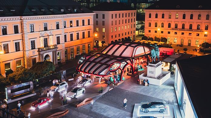 Bei der IAA ist in diesem Herbst in großen Dimensionen gedacht worden: Am Wittelsbacherplatz etwa konnte man einen Riesen-Porsche bestaunen.Wegen dieser Aufbauten ist die Messe in München umstritten. Aber Frankfurt hätte sie gern zurück.