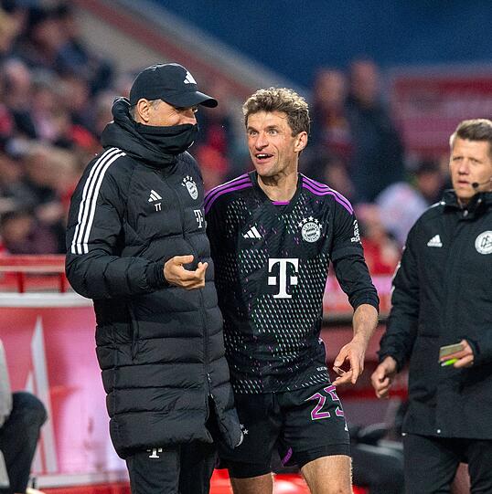 Thomas Müller brilliert an der Alten Försterei, darf sich sechs Minuten vor Spielende den verdienten Applaus abholen - und einen nicht ganz ernst gemeinten Einlauf von Trainer Thomas Tuchel.