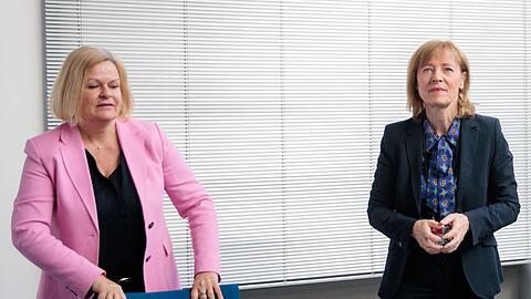 Für die Arbeitgeber verhandeln Bundesinnenministerin Nancy Faeser und die Präsidentin der kommunalen Arbeitgeberverbände Karin Welge.
