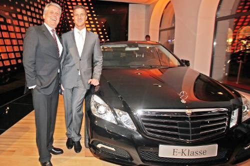 Ulrich Kowalewski und Ralf Schumacher: Der Chef der Mercedes Niederlassung und der Rennfahrer neben der neuen E-Klasse.