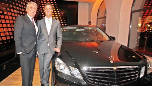 Ulrich Kowalewski und Ralf Schumacher: Der Chef der Mercedes Niederlassung und der Rennfahrer neben der neuen E-Klasse. Ulrich Kowalewski und Ralf Schumacher: Der Chef der Mercedes Niederlassung und der Rennfahrer neben der neuen E-Klasse.