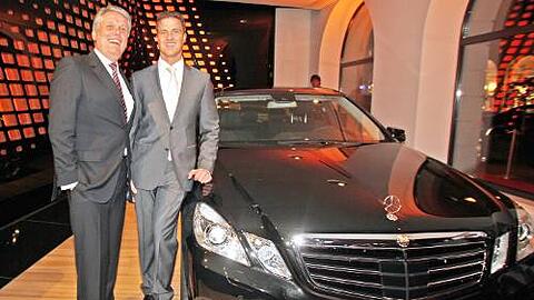 Ulrich Kowalewski und Ralf Schumacher: Der Chef der Mercedes Niederlassung und der Rennfahrer neben der neuen E-Klasse.