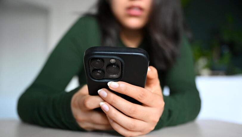 80 Prozent der befragten Frauen sehen die Erstellung und Verbreitung intimer Darstellungen ohne Zustimmung als Gewalt. (Symbolbild) 80 Prozent der befragten Frauen sehen die Erstellung und Verbreitung intimer Darstellungen ohne Zustimmung als Gewalt. (Symbolbild)