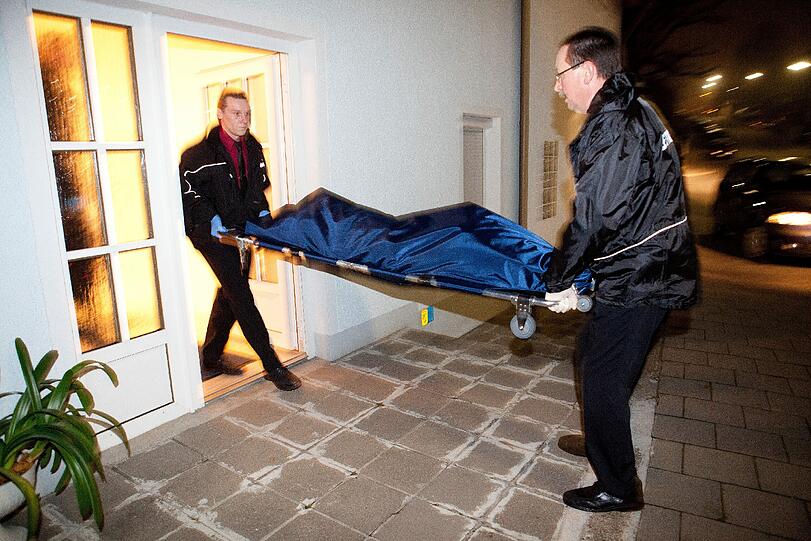 Das Motiv für die Tat liege im persönlichen Bereich, erklärte ein
Polizeisprecher. In dem Anwesen wohnte der Vater im Erdgeschoss,
oben drüber der Sohn.