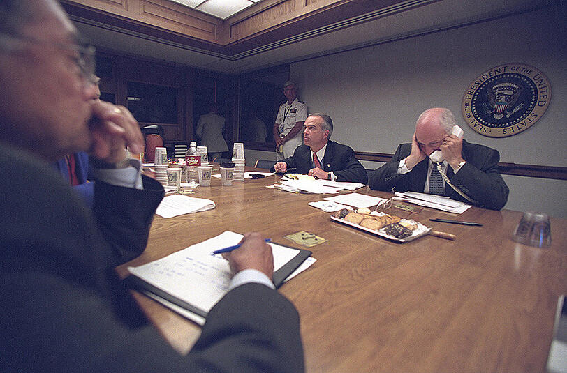 9/11 aus der Sicht der US-Regierung: Interne Fotos aus dem weißen Haus zeigen Vizepräsident Cheney, die Nationale Sicherheitsberaterin Condoleezza Rice, Außenminister Colin Powell und US-Präsident Bush am 11. September 2001.