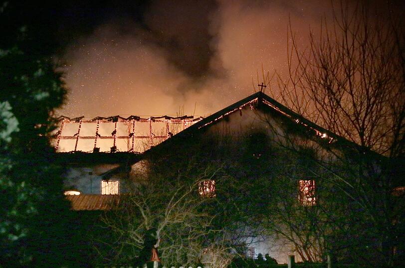 Am Freitagmorgen hat es einen Großbrand auf dem Gelände eines Bauernhofes gegeben. Das Feuer war ersten Erkenntnissen zufolge in einer Lagerhalle ausgebrochen, die Ursache war zunächst unklar.
