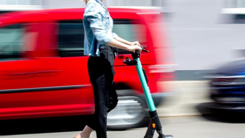 Eine junge Frau unterwegs mit einem E-Scooter in Hannover. Eine junge Frau unterwegs mit einem E-Scooter in Hannover.