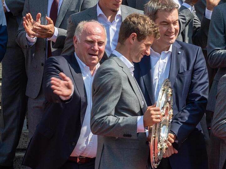 Uli Hoeneß (l) mit Thomas Müller (M) und Ministerpräsident Markus Söder beim Empfang im Hofgarten.