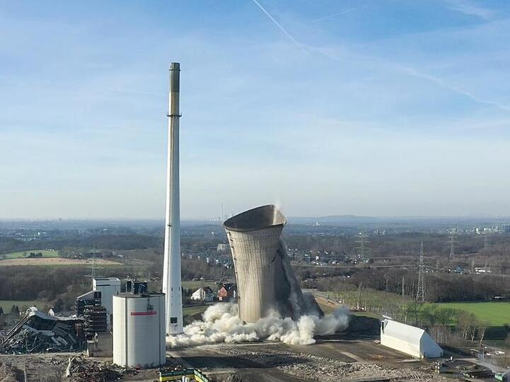 Der Kühlturm fällt zusammen.
