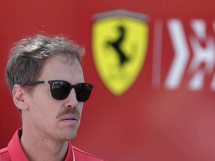 Sebastian Vettel trifft an der Rennstrecke in Sakhir ein.