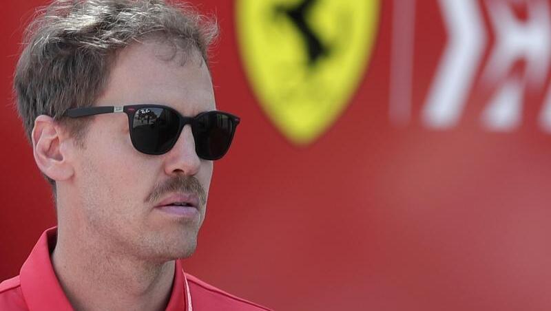 Sebastian Vettel trifft an der Rennstrecke in Sakhir ein. Sebastian Vettel trifft an der Rennstrecke in Sakhir ein.