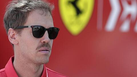 Sebastian Vettel trifft an der Rennstrecke in Sakhir ein.