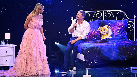 Moderatorin Michelle Hunziker spricht in der Fernsehshow "Pretty in Plüsch" mit Schauspieler Hardy Krüger Jr., (rechts).
