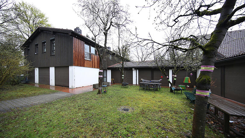 Die ehemalige Hausmeisterwohnung ist umgeben von viel Grün. Damit die Kinder und Jugendlichen sich wohlfühlen, wurden die Räumlichkeiten renoviert.