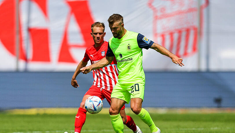 TSV-1860-Kicker Yannick Deichmann im Zweikampf mit dem Zwickauer Maximilian Jansen.