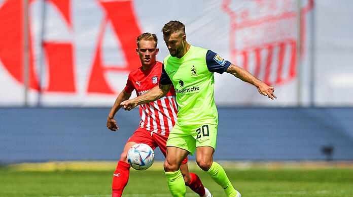 TSV-1860-Kicker Yannick Deichmann im Zweikampf mit dem Zwickauer Maximilian Jansen.