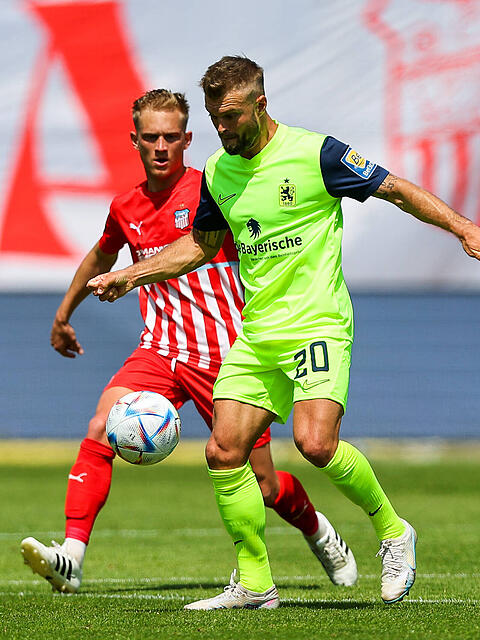 TSV-1860-Kicker Yannick Deichmann im Zweikampf mit dem Zwickauer Maximilian Jansen.