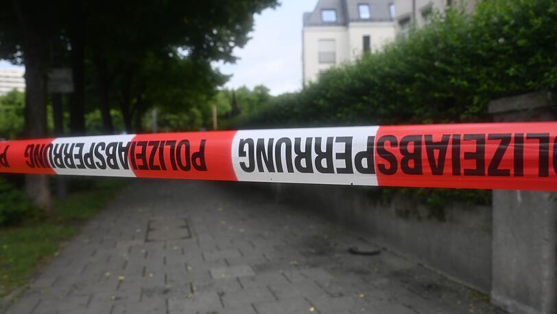 Mit Absperrband war ein Weg abgeriegelt worden.